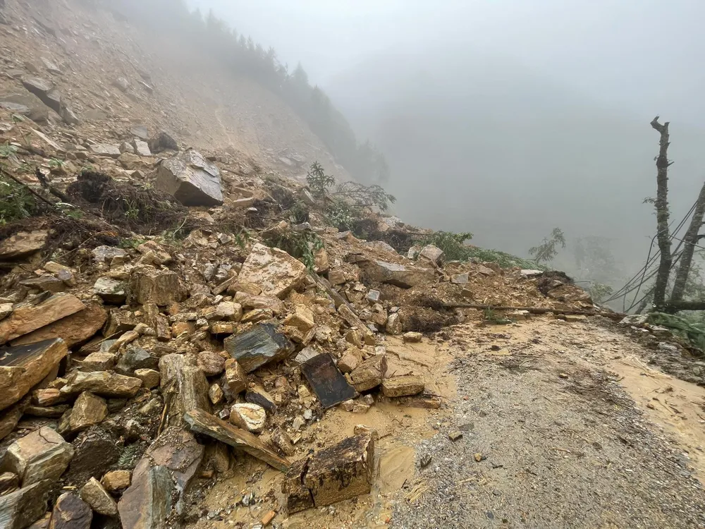 Bão số 10 tàn phá giao thông Hàng trăm điểm sạt lở, nhiều tuyến đường chia cắt.jpg