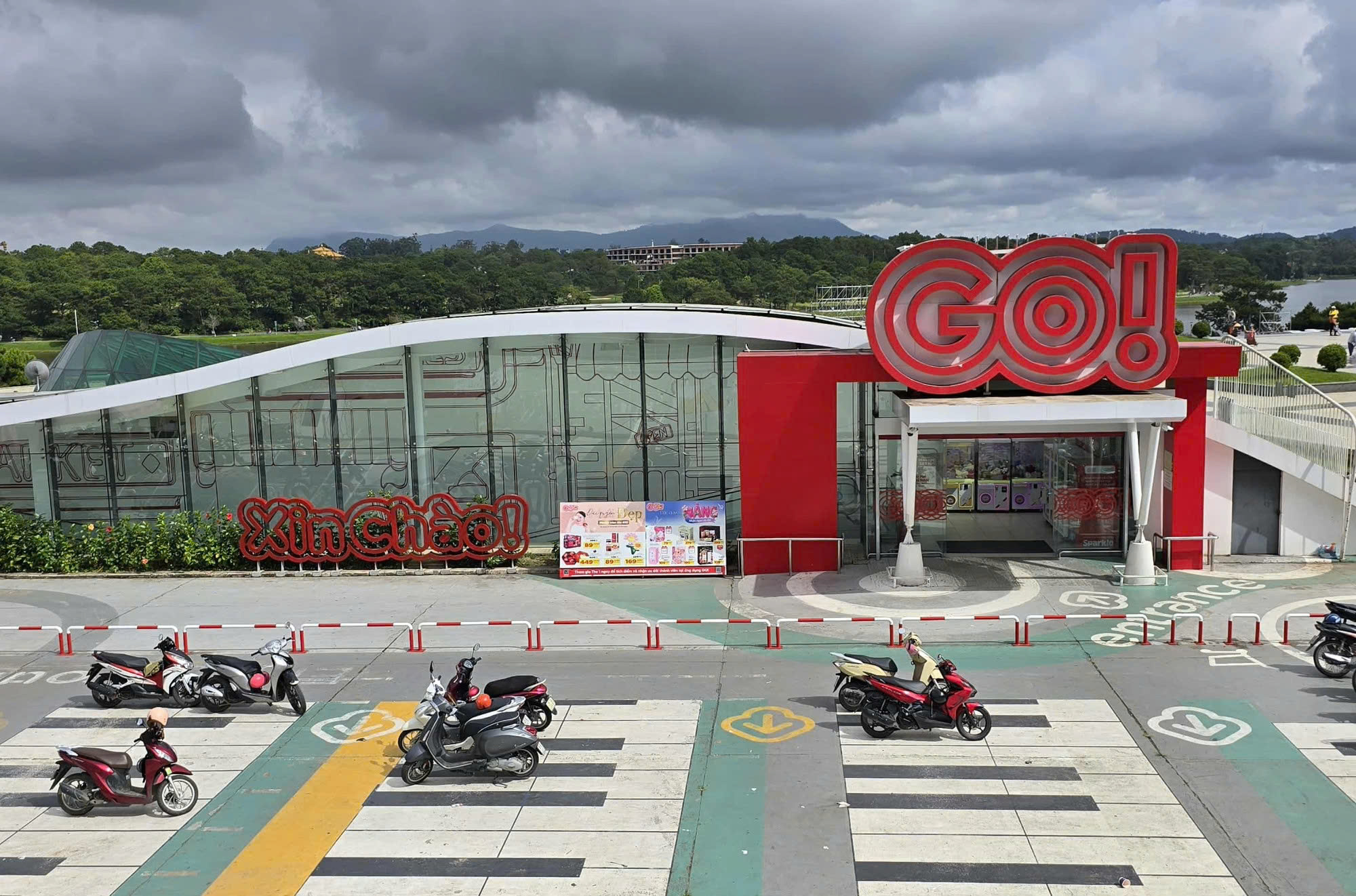 Phân định pháp lý vụ bé trai 10 tuổi bị nhân viên siêu thị tự ý kiểm tra vì nghi ăn cắp thanh socola - Ảnh 1.