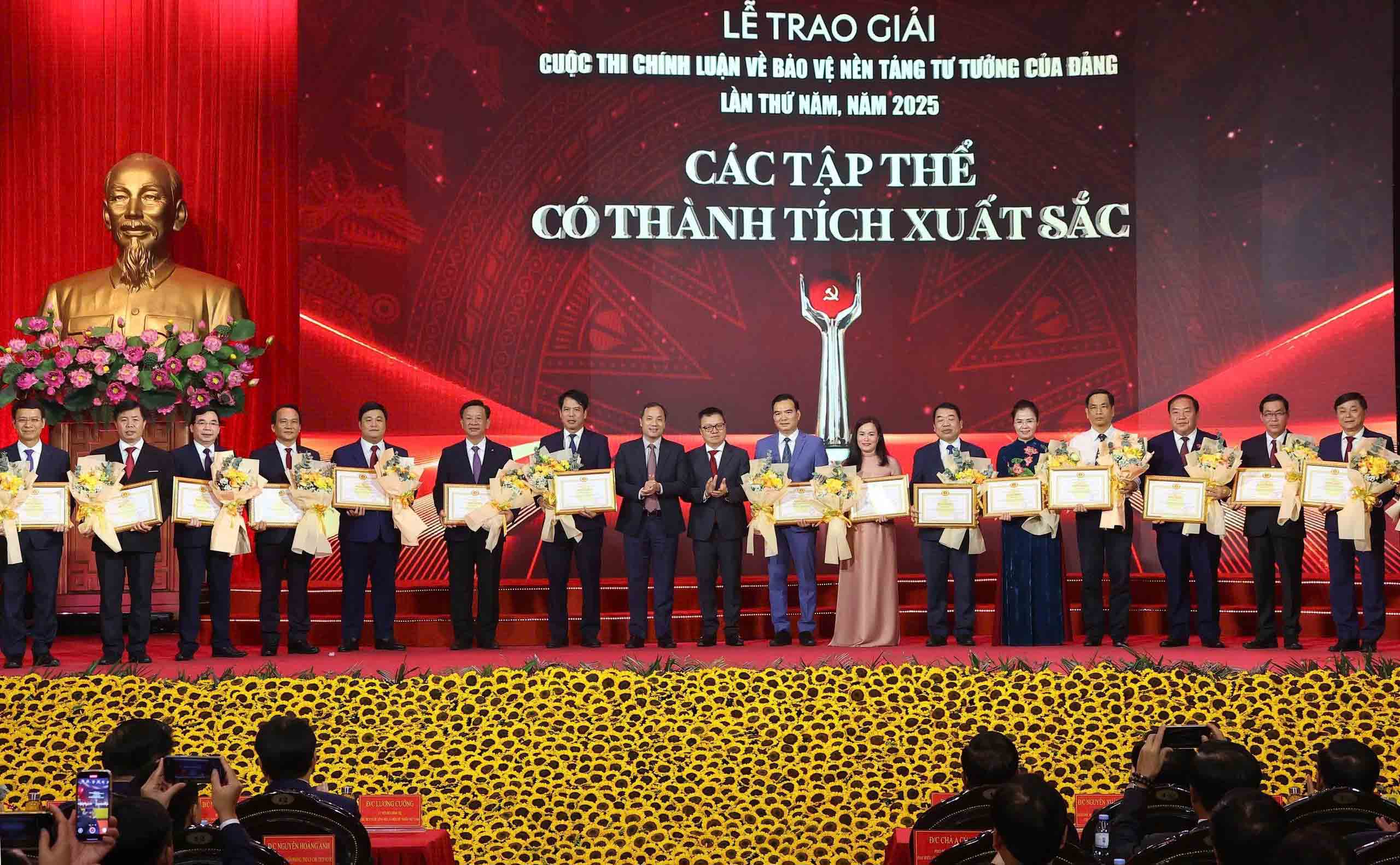 Niềm tin gửi Đảng và bảo vệ nền tảng tư tưởng trong kỷ nguyên mới - Ảnh 1.