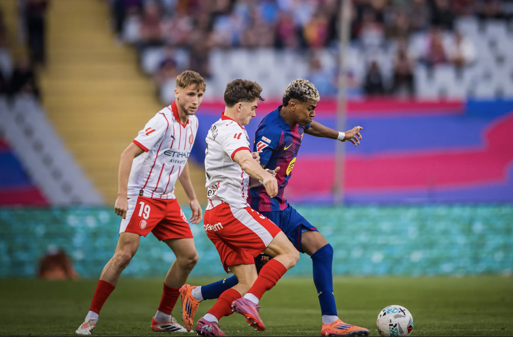 Barcelona nhọc nhằn đánh bại Girona, tái chiếm ngôi đầu bảng La Liga 1 Barcelona nhọc nhằn đánh bại Girona, tái chiếm ngôi đầu bảng La Liga - Ảnh 1.