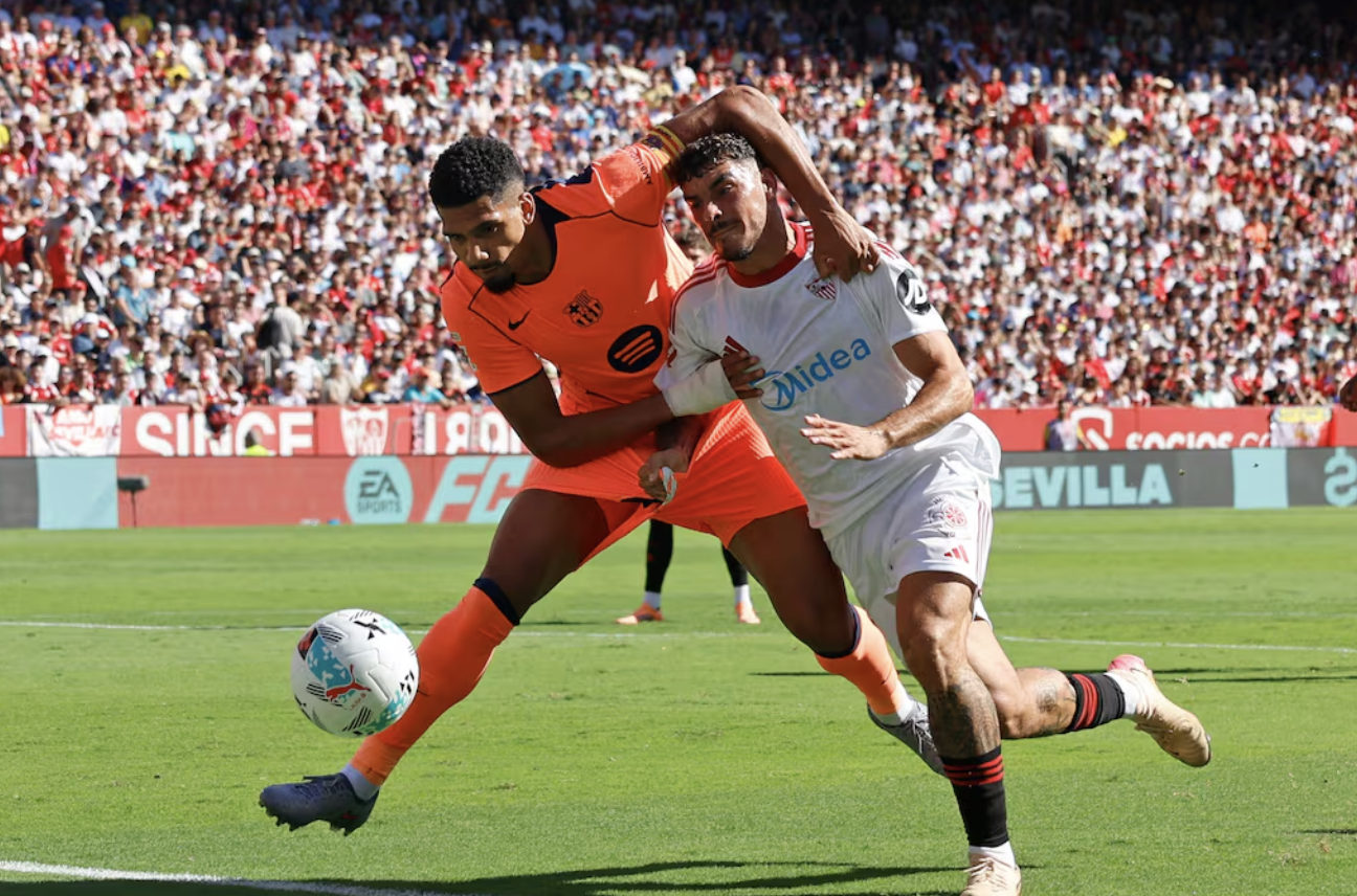 Barcelona thua tan tác ở Sevilla, La Liga đổi ngôi đầu ngoạn mục  - Ảnh 1.