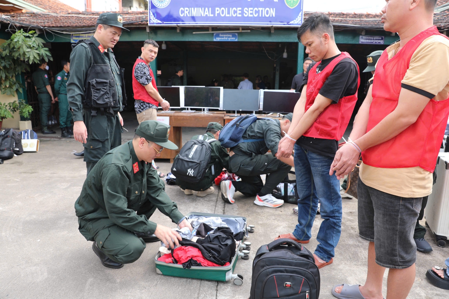 Bắt giữ Sùng Thị Mải sinh năm 1999 và 58 đối tượng lừa đảo 8.000 người- Ảnh 1.