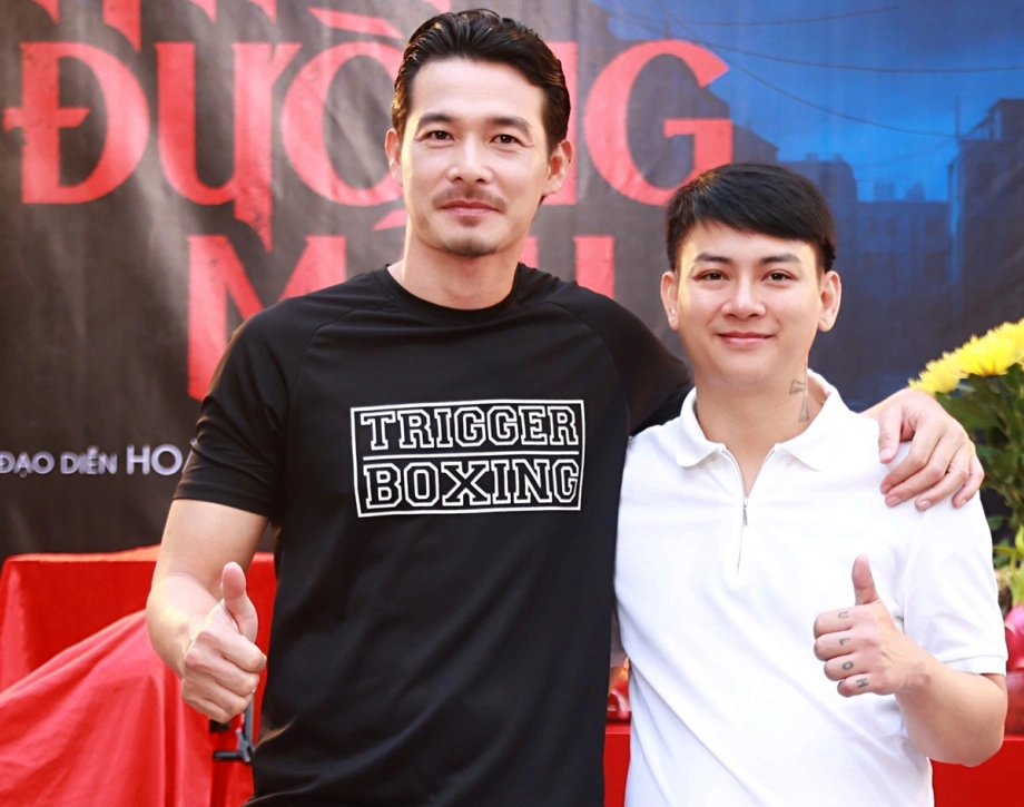 Quách Ngọc Ngoan chụp ảnh cùng Hoài Lâm khi tham gia phim Thiên đường máu.