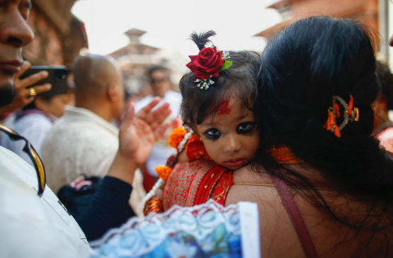 Bé gái 2 tuổi trở thành 