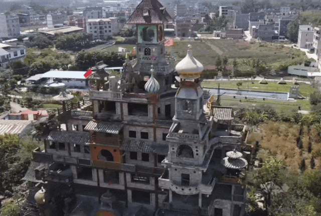 Bên trong "biệt thự điên" 51 tỷ, cao 30m, xây theo trí tưởng tượng suốt 10 năm của một nông dân Trung Quốc - Ảnh 1.