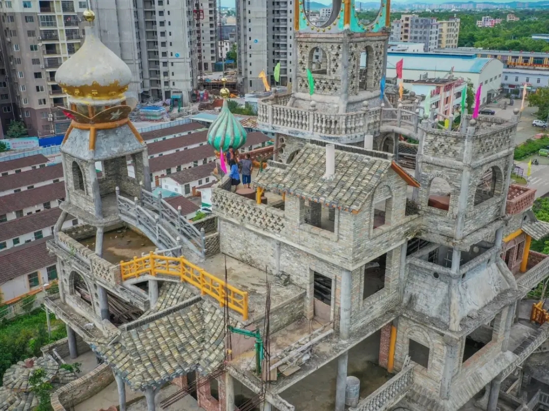 Bên trong "biệt thự điên" 51 tỷ, cao 30m, xây theo trí tưởng tượng suốt 10 năm của một nông dân Trung Quốc - Ảnh 3.