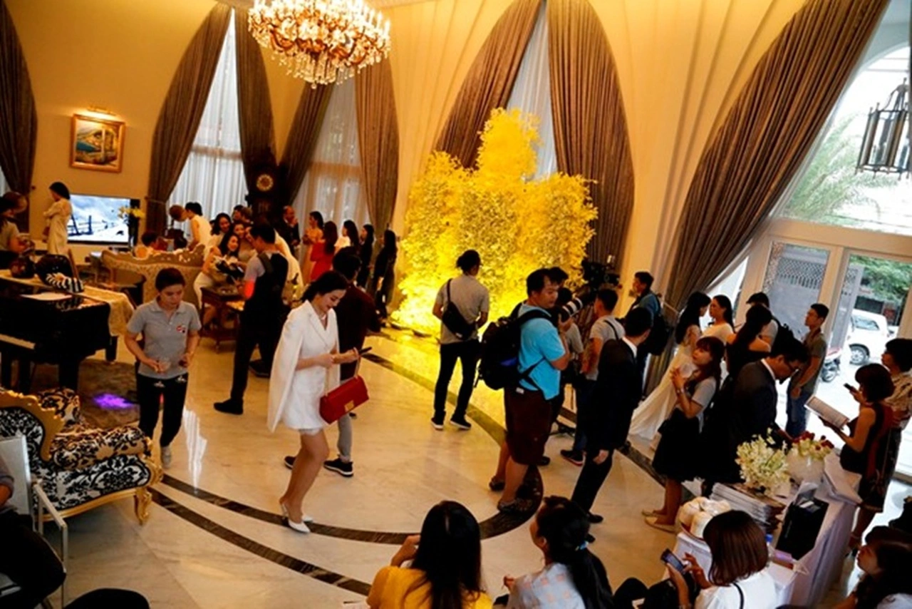 Bên trong biệt thự to như cung điện của người đẹp từng là "bóng hồng" của Chủ tịch một tập đoàn lớn - Ảnh 2.