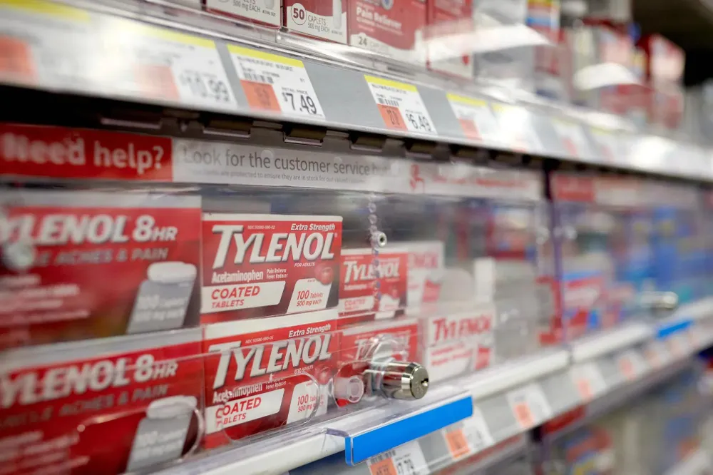 Thuốc giảm đau Tylenol được bày bán tại một nhà thuốc ở New York (Mỹ). Ảnh: BLOOMBERG Bên trong cuộc khủng hoảng thuốc giảm đau Tylenol tại Mỹ