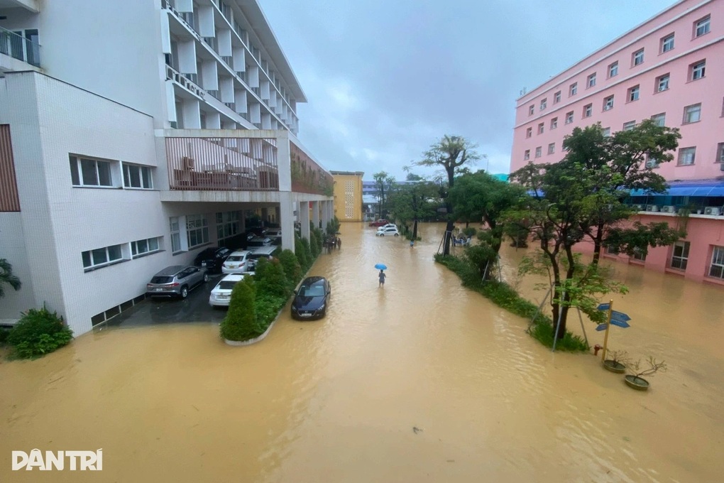 Bệnh nhân chạy lũ ở Bệnh viện Trung ương Huế - 1