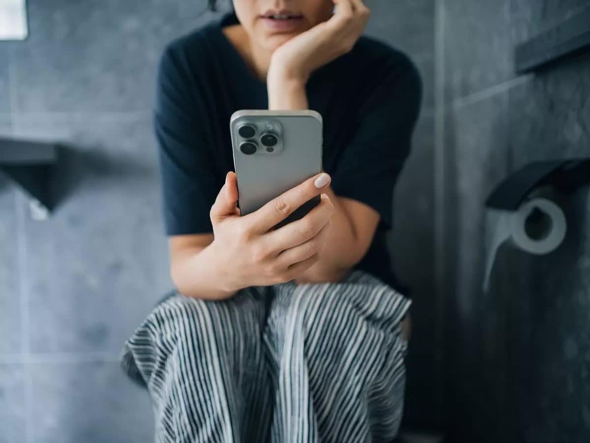 Cảnh báo cho những ai đang dùng điện thoại kiểu này, không dừng sớm bệnh tật 