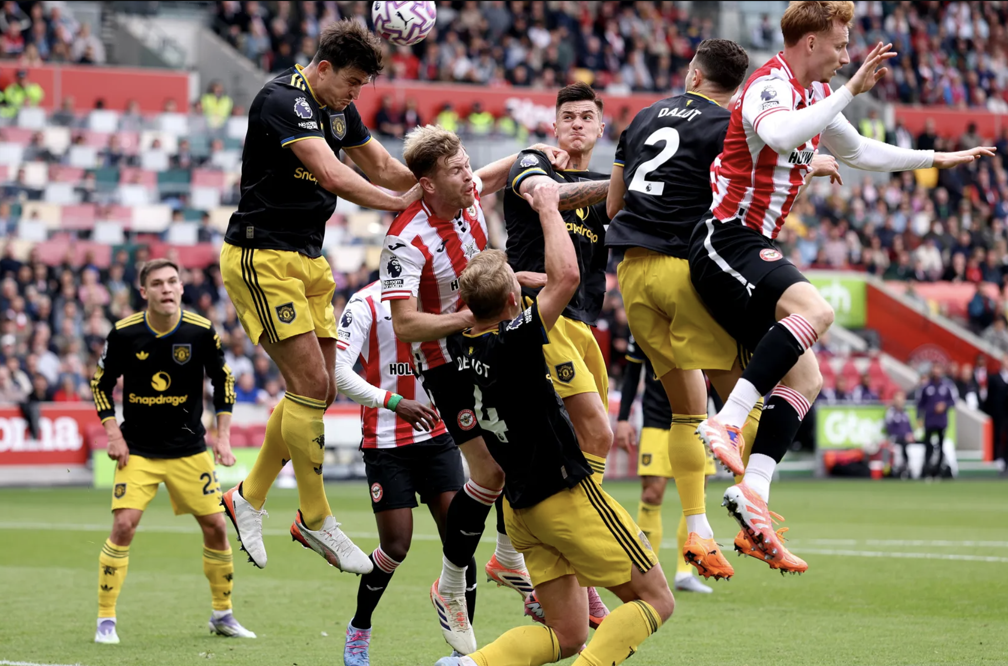 Benjamin Sesko ghi bàn, Man United vẫn trắng tay trước Brentford - Ảnh 1.