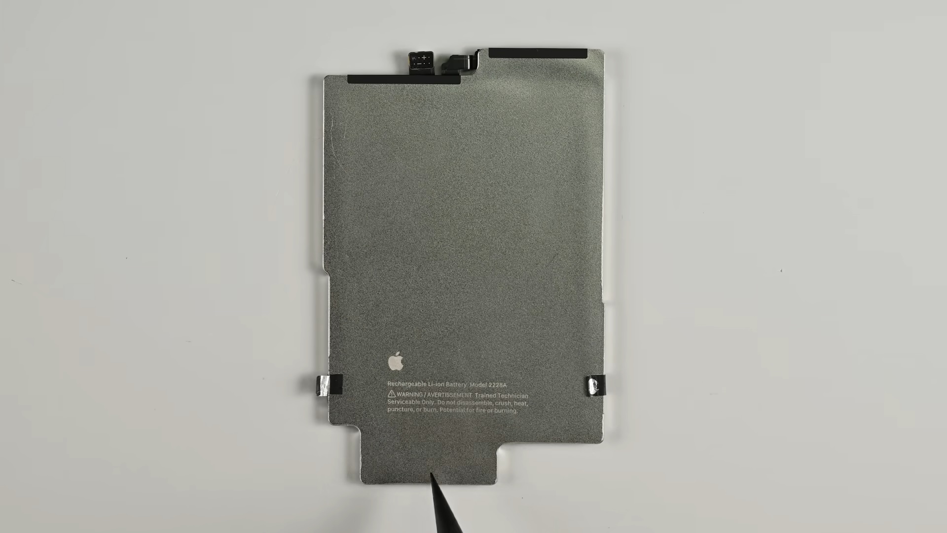 Bí mật bên trong pin MagSafe cho iPhone Air bị 'mổ xẻ' - Ảnh 2.