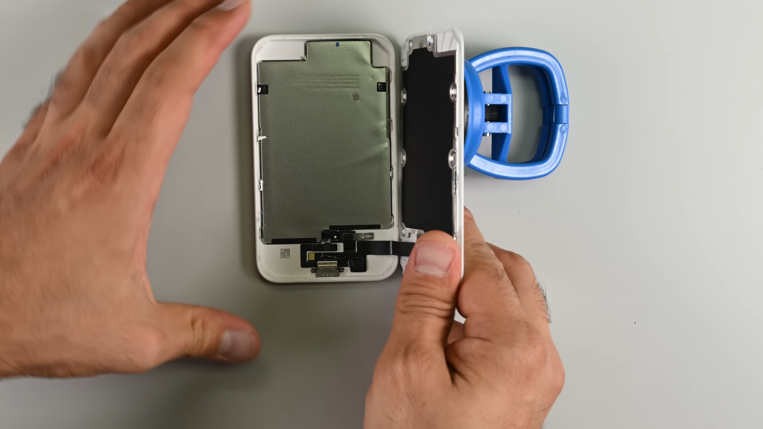 Bí mật bên trong pin MagSafe cho iPhone Air bị 'mổ xẻ' - Ảnh 1.