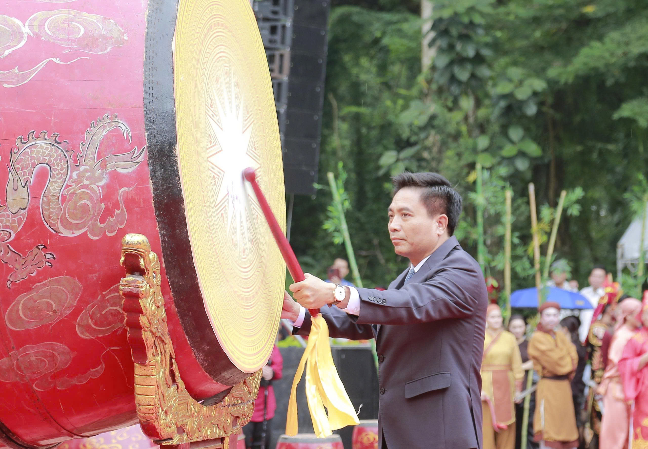 Bí thư Thanh Hóa đánh trống khai hội Lễ hội Lam Kinh 2025 - Ảnh 1.