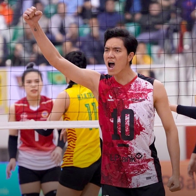 Nguyễn Thị Bích Tuyền thi đấu trong trận Ninh Bình thắng Bộ tư lệnh Thông tin Đông Bắc 3-2, ở chung kết Cup bóng chuyền Hoa Lư 2025 ngày 9/3/2025. Ảnh: VFV