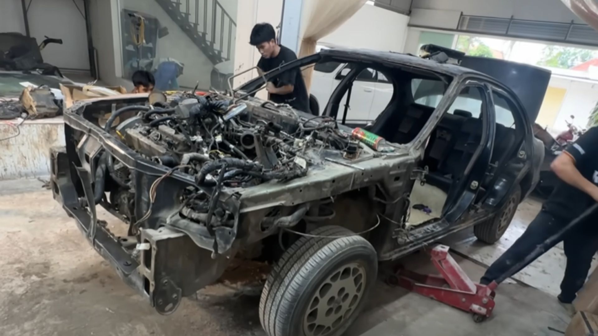 Biến chiếc Nissan cũ hỏng thành Lamborghini Revuelto, các thợ xe Việt Nam được thế giới ngả mũ khâm phục- Ảnh 3.