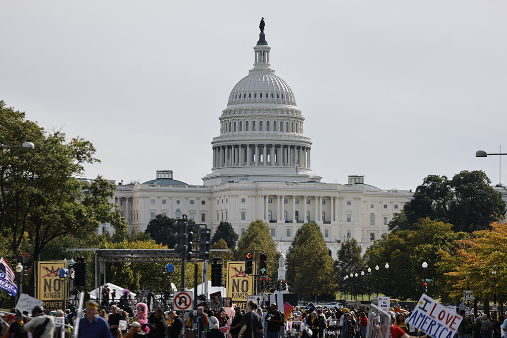 Biểu tình rầm rộ khắp nước Mỹ - Ảnh 1.