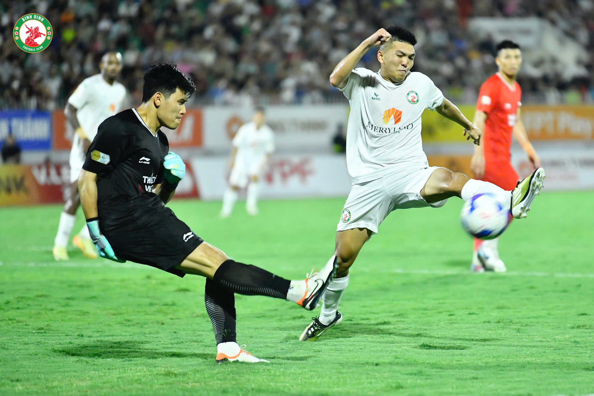 Buồn cho CLB Bình Định: 'Đế chế' xây bằng tiền, sụp đổ khi hết tiền - Ảnh 1.