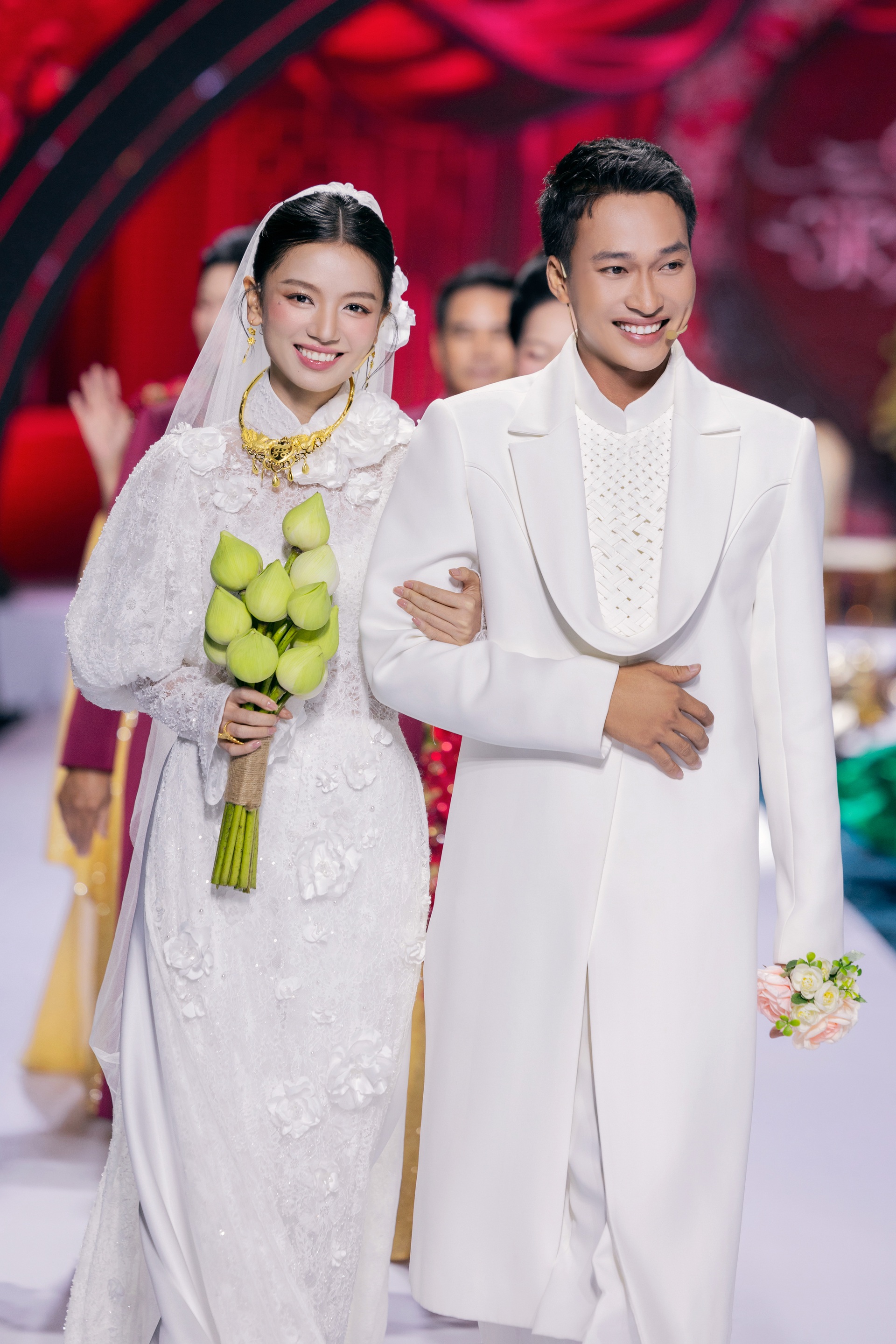 Bình và Hồng trong Mưa đỏ bất ngờ tái ngộ, hóa cô dâu - chú rể gây sốt - 1