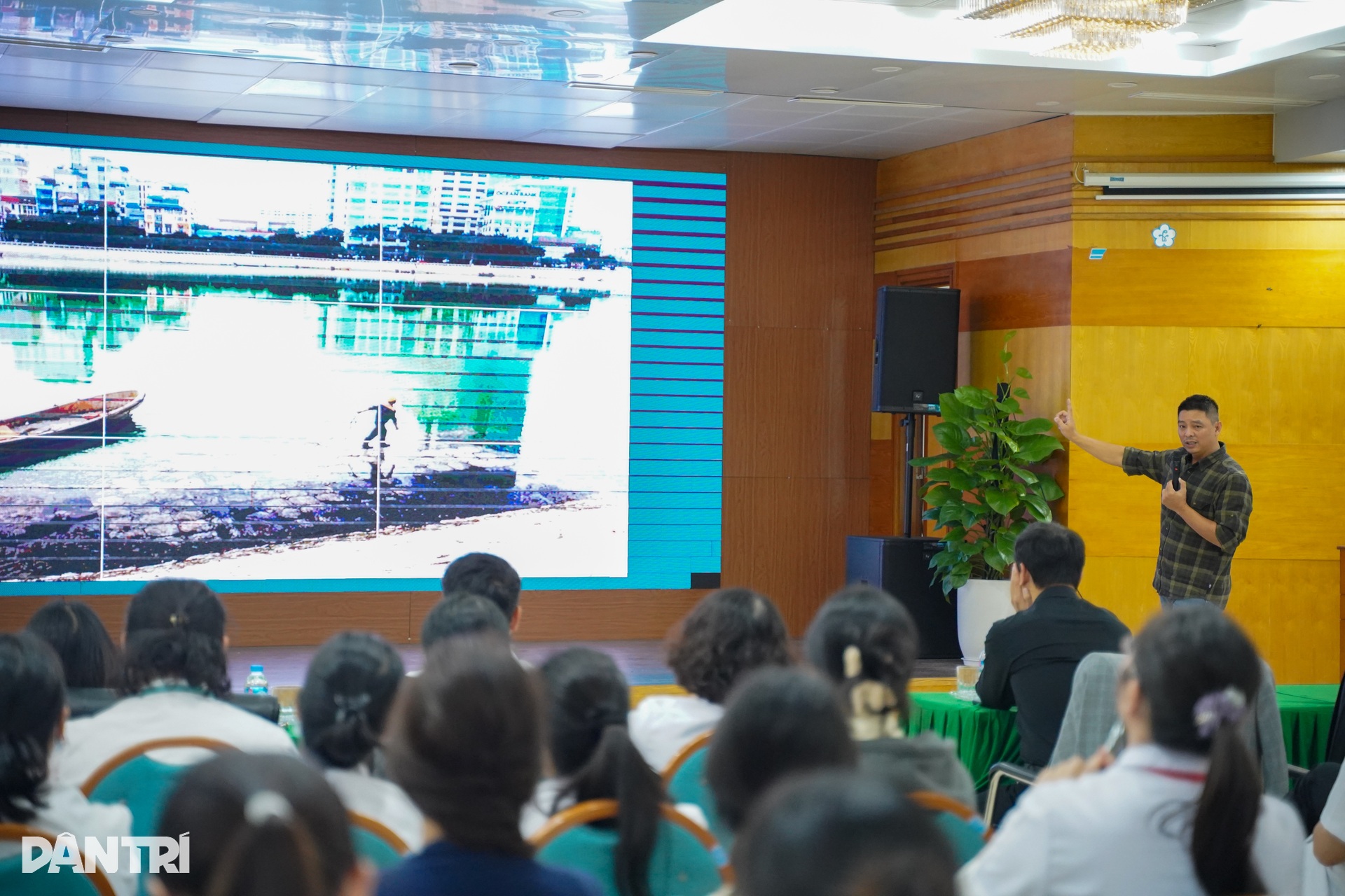 Blouse trắng Bạch Mai học chụp ảnh, viết tin cùng chuyên gia báo Dân trí - 1