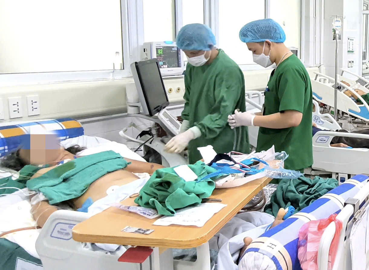 Bộ Y tế chính thức đề xuất tăng phụ cấp trực, phẫu thuật với cán bộ, nhân viên y tế - Ảnh 1. Bộ Y tế đề xuất tăng phụ cấp đặc thù có tác động khoảng 640.000 cán bộ, nhân viên y tế - Ảnh 1.