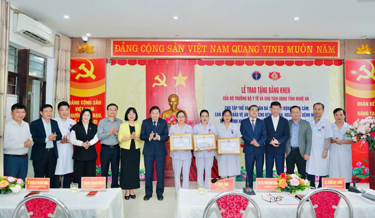 Bộ Y tế tặng bằng khen cho các nữ điều dưỡng bị cha bệnh nhi truy sát - Ảnh 1.