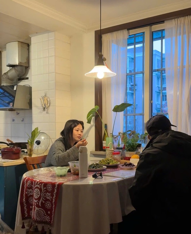 Bố chồng thấy con dâu mãi không sinh cháu liền nói nhỏ một câu, tháng sau, con dâu báo có tin vui - Ảnh 2.