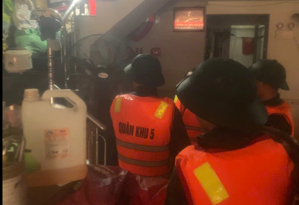 'Đại hồng thủy' ở Đà Nẵng: Bộ đội cõng người dân bị co giật đi cấp cứu- Ảnh 1. 'Đại hồng thủy' ở Đà Nẵng: Bộ đội cõng người dân bị co giật đi cấp cứu- Ảnh 1.