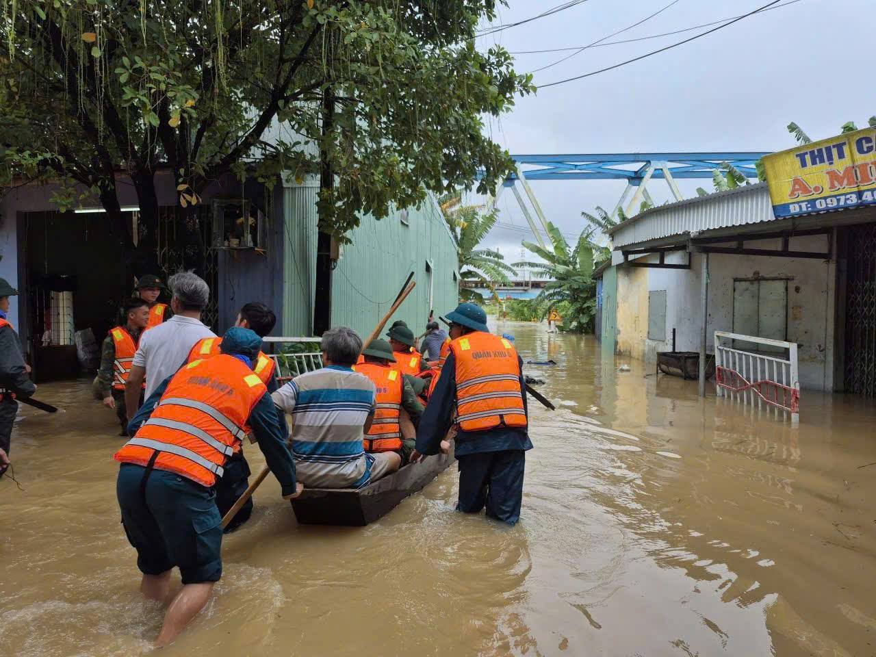 Đà Nẵng: Bộ đội đưa linh cữu người dân ra khỏi vùng cô lập - Ảnh 2.