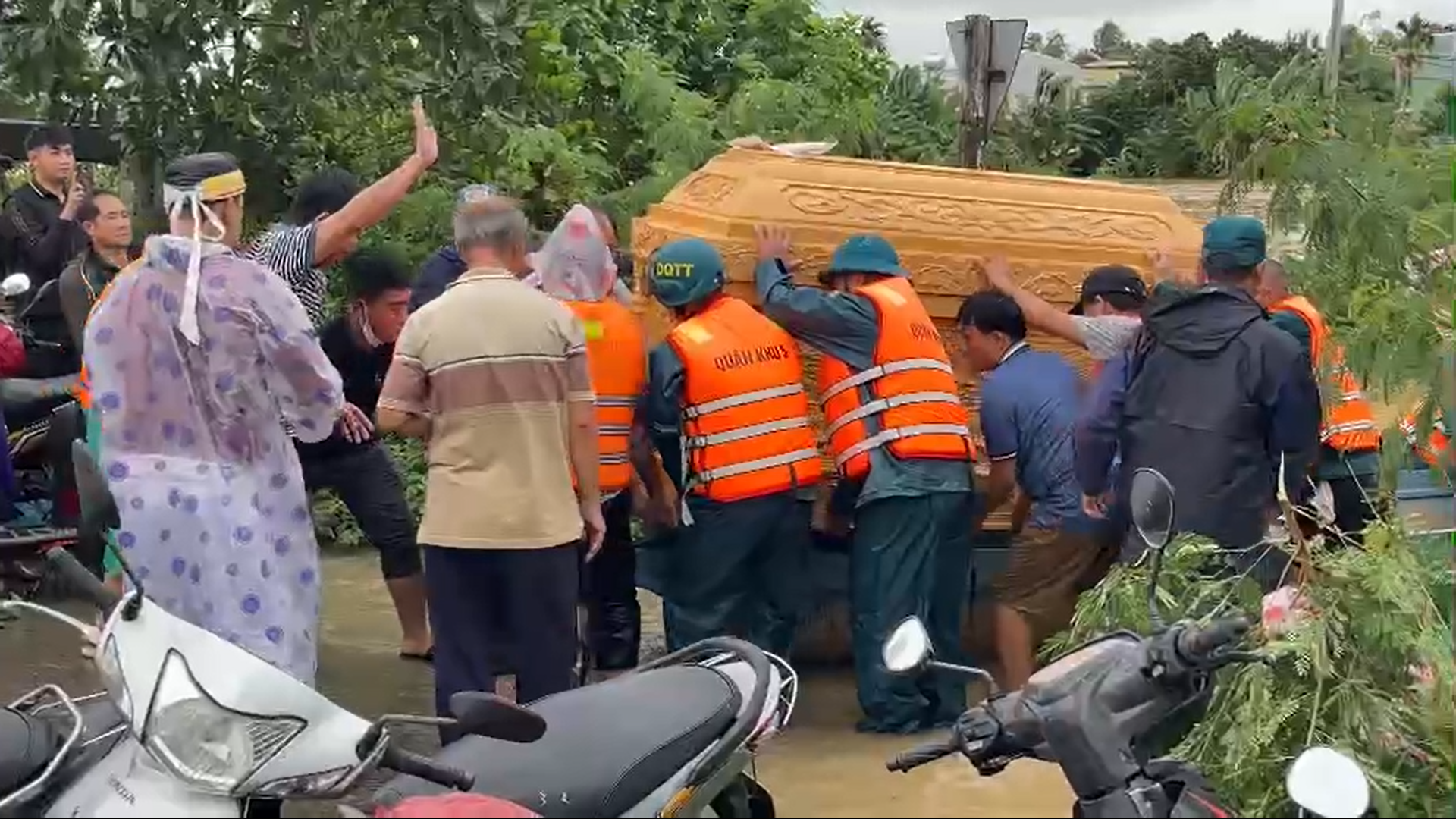 Đà Nẵng: Bộ đội đưa linh cữu người dân ra khỏi vùng cô lập - Ảnh 1.