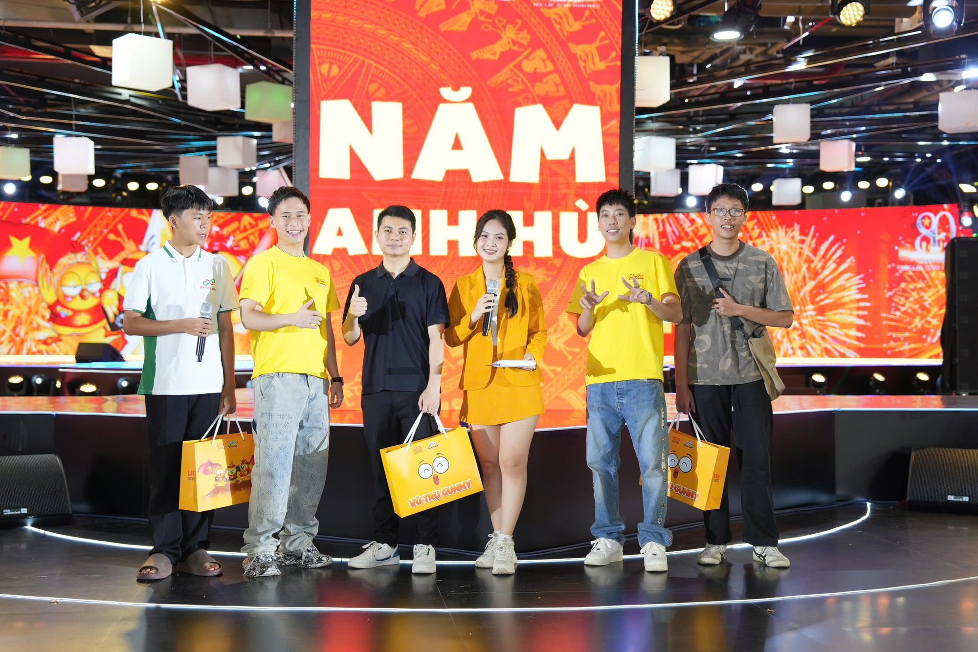 Bộ đôi hot streamer nhà Refund Gaming gây sốt cùng Vũ Trụ Gunny- Ảnh 1. Bộ đôi hot streamer nhà Refund Gaming gây sốt cùng Vũ Trụ Gunny- Ảnh 1.