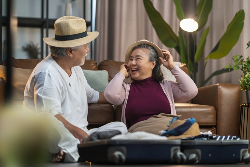 Bố mẹ tôi bỗng dưng vay hàng chục triệu để đi du lịch: Sống tiết kiệm quá lâu nên khi cánh cửa mở ra liền bị cuốn vào- Ảnh 1.