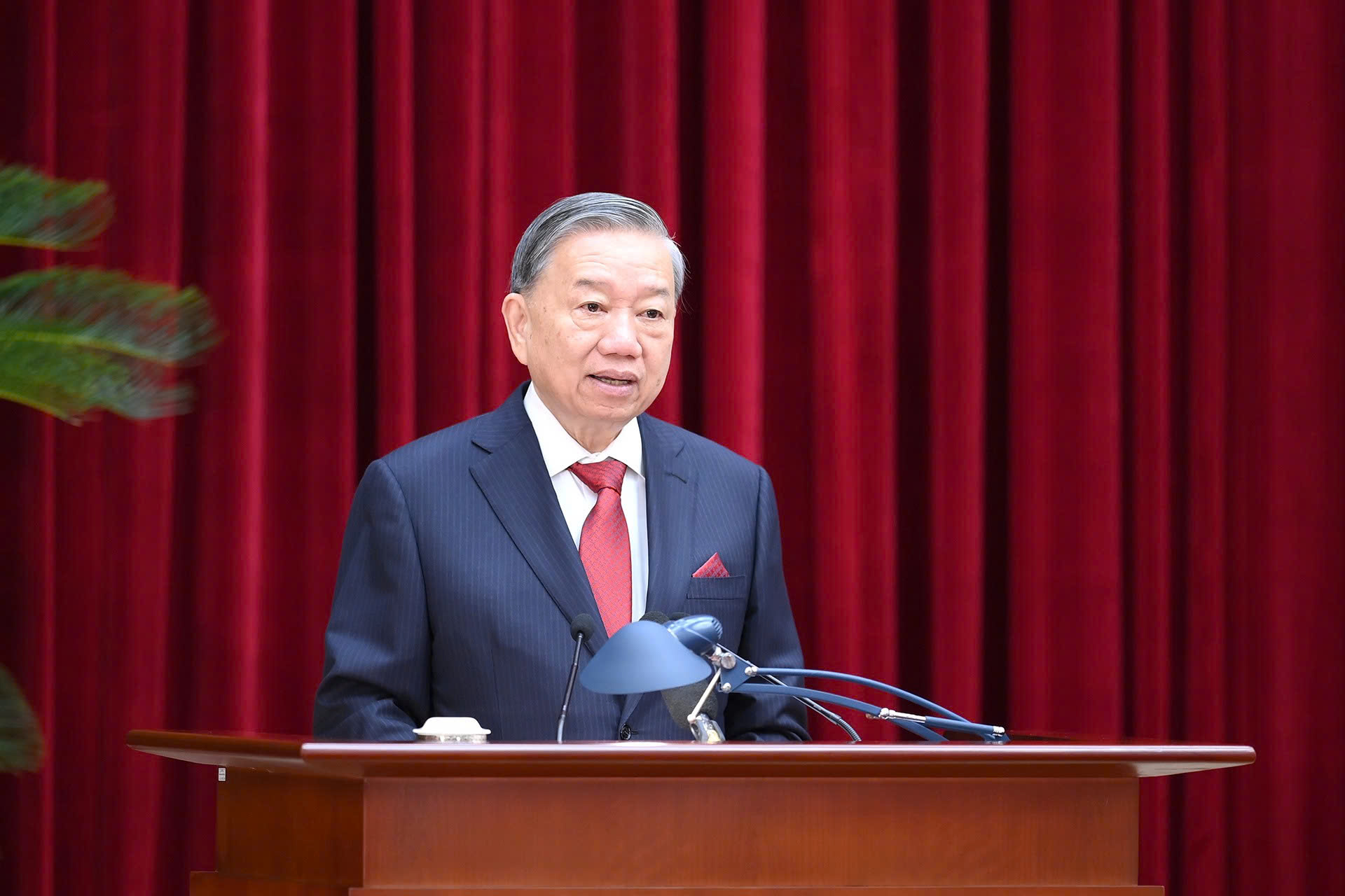 Bỏ phiếu giới thiệu nhân sự tái cử Trung ương Đảng khóa XIV- Ảnh 2. Bỏ phiếu giới thiệu nhân sự tái cử Trung ương Đảng khóa XIV- Ảnh 2.