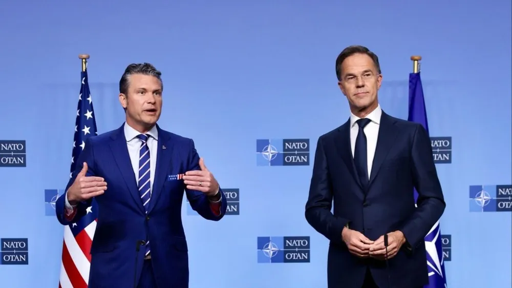 Bộ trưởng Quốc phòng Mỹ Pete Hegseth (trái) và Tổng Thư ký NATO Mark Rutte tại cuộc họp của Nhóm Liên lạc Quốc phòng Ukraine ở trụ sở NATO (Bỉ) ngày 15-10. Ảnh: X Ông Hegseth: Nga sẽ phải ‘trả giá’ nếu xung đột ở Ukraine không kết thúc