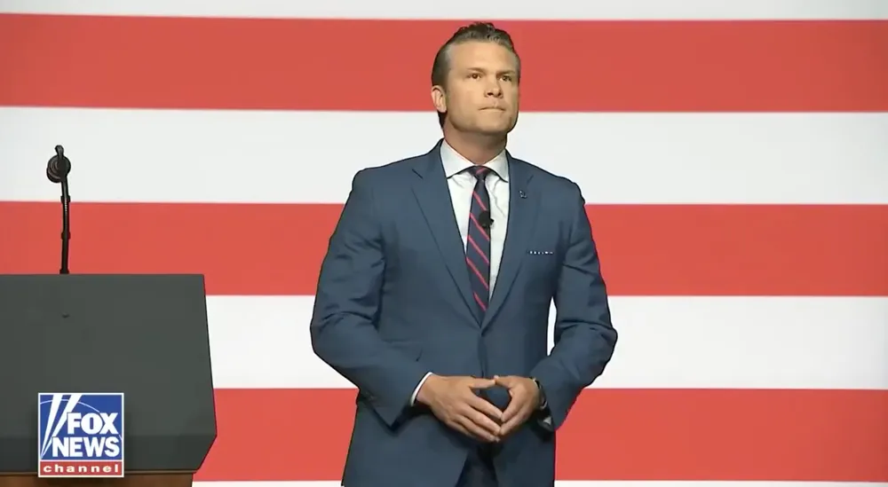 Bộ trưởng Quốc phòng Mỹ Pete Hegseth phát biểu tại buổi gặp gỡ hàng trăm tướng lĩnh Mỹ ngày 30-9. Ảnh chụp màn hình FOX NEWS Bộ trưởng Quốc phòng Mỹ