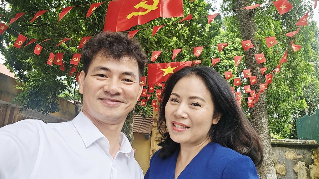 Bức ảnh NSND Xuân Bắc hội ngộ Hồng Sóng ở đáy sông gây chú ý - 1