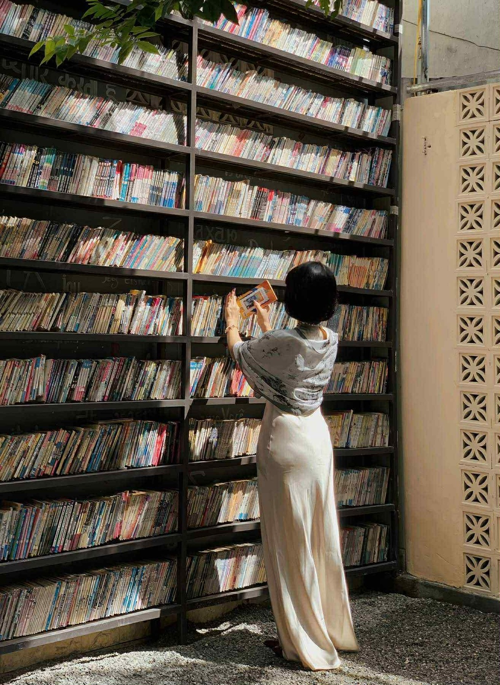 Bức tường sách 7.500 cuốn trong quán cà phê phố núi hút giới trẻ check-in - 1