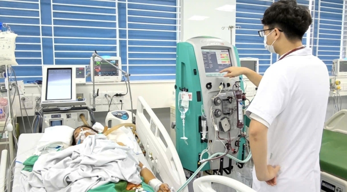 Bệnh nhân mắc bệnh xoắn khuẩn vàng da, điều trị tại Bệnh viện Bệnh nhiệt đới Trung ương. Ảnh: Bệnh viện Bệnh nhiệt đới Trung ương