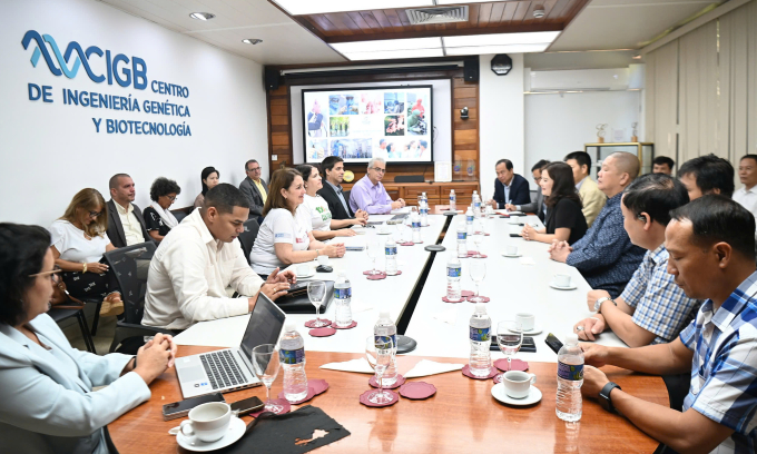 Đoàn đại biểu Việt Nam làm việc tại Trung tâm Kỹ thuật Di truyền và Công nghệ Sinh học Cuba (CIGB).