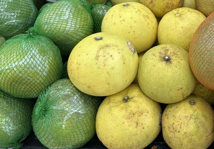 Bưởi là loại quả cung cấp dồi dào vitamin C. Ảnh: Ban Mai