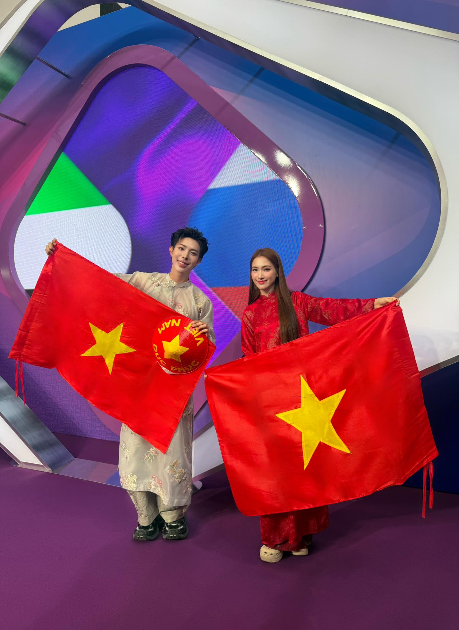 Hậu trường không lên sóng: Cả ekip hát vang “Việt Nam - Hồ Chí Minh” ăn mừng chiến thắng 9 tỷ đồng của Đức Phúc tại Nga- Ảnh 3.