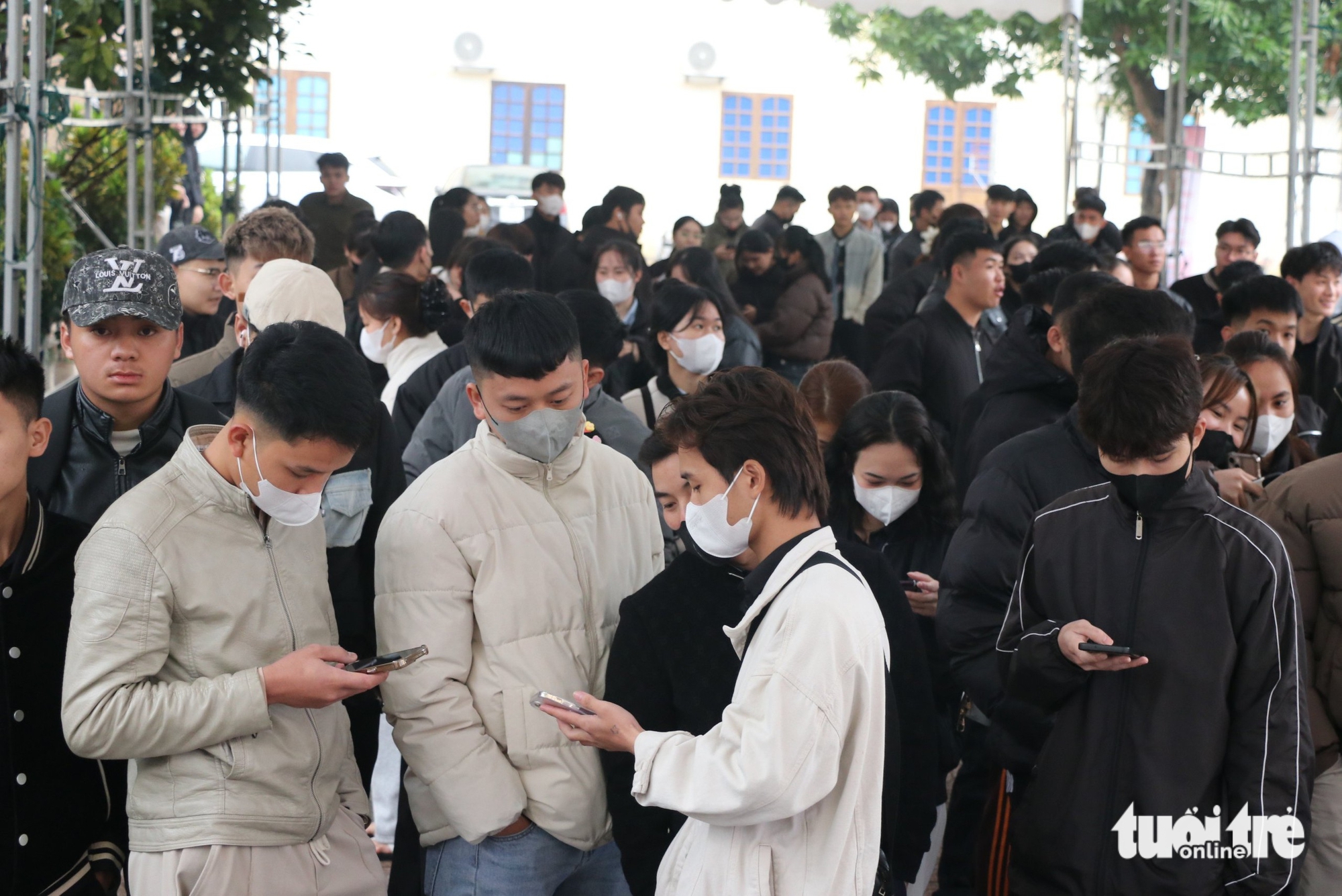 Cả ngàn người lao động xứ Nghệ xếp hàng nộp hồ sơ thi tiếng Hàn - Ảnh 1.