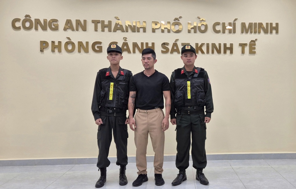 Ca sĩ Lương Bằng Quang bị bắt tạm giam - 1