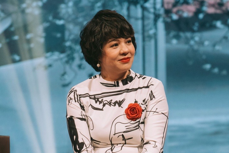 MC Diễm Quỳnh cho biết cô mất ngủ vì xem tin tức về bão lũ: Đêm khó ngủ vì xem tin lũ lớn, ám ảnh bức hình cháu bé còn ẵm ngửa trên mái nhà cùng mẹ chờ cứu hộ, rồi cảnh chợ Thái nguyên hàng hoá ngập trôi lềnh bềnh, chiếc cano cứu hộ tròng trành giữa biển nước đục ngầu cuồn cuộn… Thương bà con vào vụ gặt chắt chiu mất trắng, nước lũ cuốn trôi gia sản, trôi cả ước mơ dồn tụ cuối năm. Nhiều gia đình mất người thân, tiêu tan cơ nghiệp.