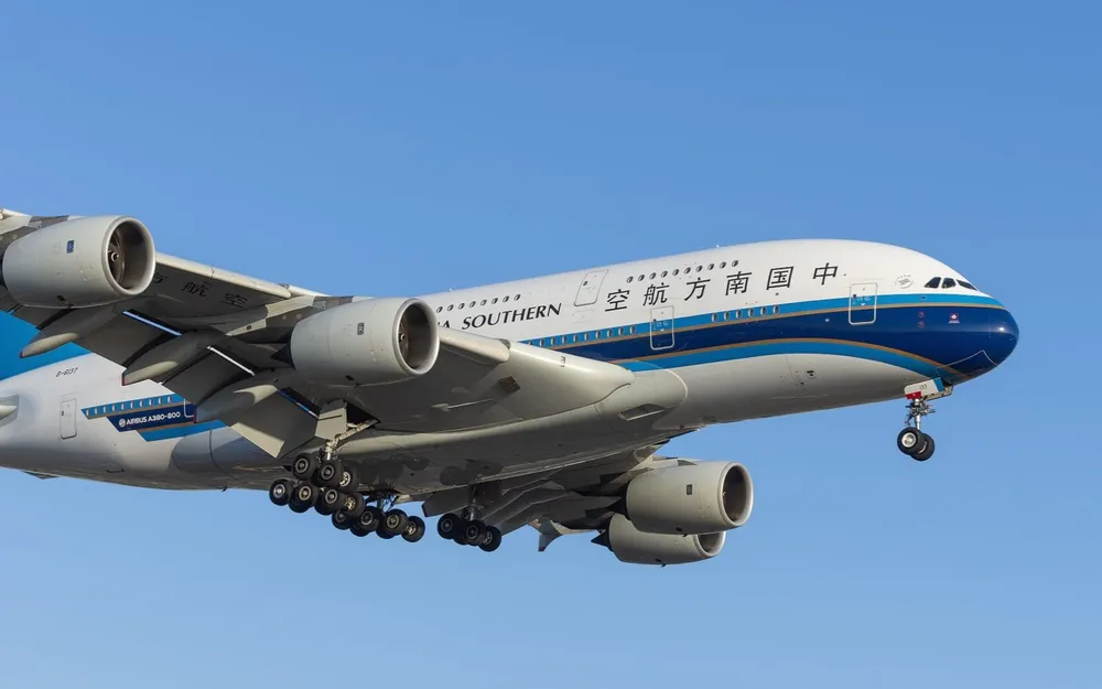 Một chuyến bay của hãng hàng không Trung Quốc China Southern. Ảnh: Angel DiBilio / Shutterstock.com Các hãng hàng không Trung Quốc phản đối kế hoạch của ông Trump về cấm dùng không phận Nga khi đến Mỹ