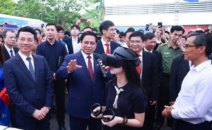 Thủ tướng Phạm Minh Chính, Bộ trưởng Khoa học và Công nghệ Nguyễn Mạnh Hùng cùng các đại biểu tại lễ phát động phong trào Cả nước thi đua đổi mơi sáng tạo và chuyển đổi số, ngày 24/4/2025 tại Học viện Công nghệ Bưu chính Viễn thông, Hà Nội. Ảnh: MST