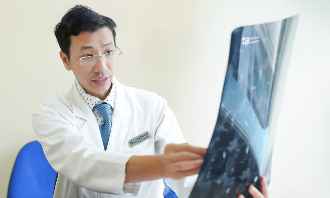 Bác sĩ Học giải thích kết quả chụp MRI cho người bệnh. Ảnh: Bệnh viện Đa khoa Tâm Anh