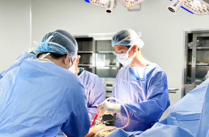 Bác sĩ Học (phải) phẫu thuật thay khớp háng cho một người bệnh bị hoại tử chỏm xương đùi. Ảnh: Bệnh viện Đa khoa Tâm Anh