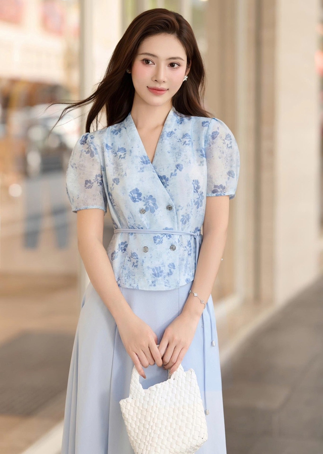 Cách diện áo váy hoa lá sang mà không sến - Ảnh 1.