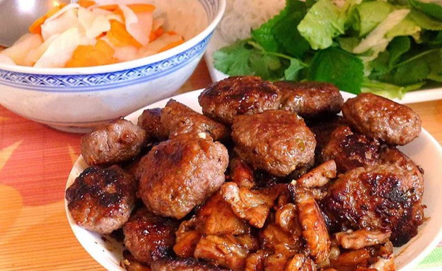 Bún chả, món ngon đặc sản Hà Nội khiến vạn người mê.